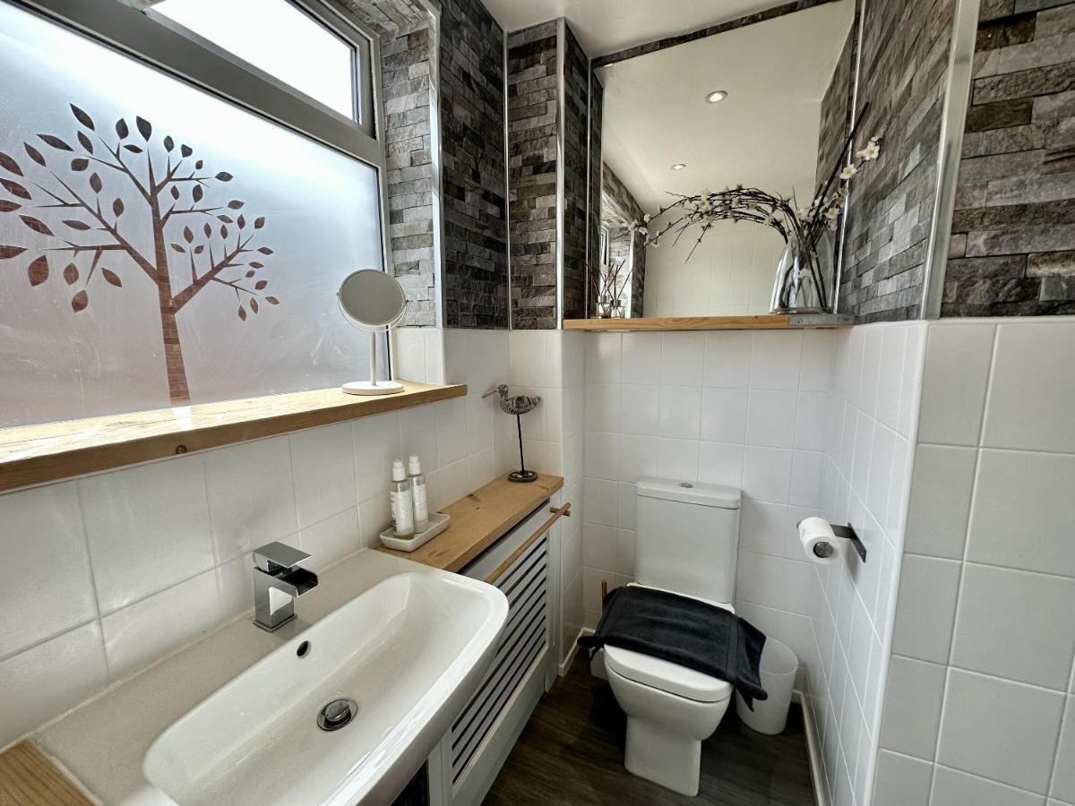 Fantastic 2-Bed House With Parking - Hosted By Hutch Lifestyle Villa Leamington Spa Exterior foto