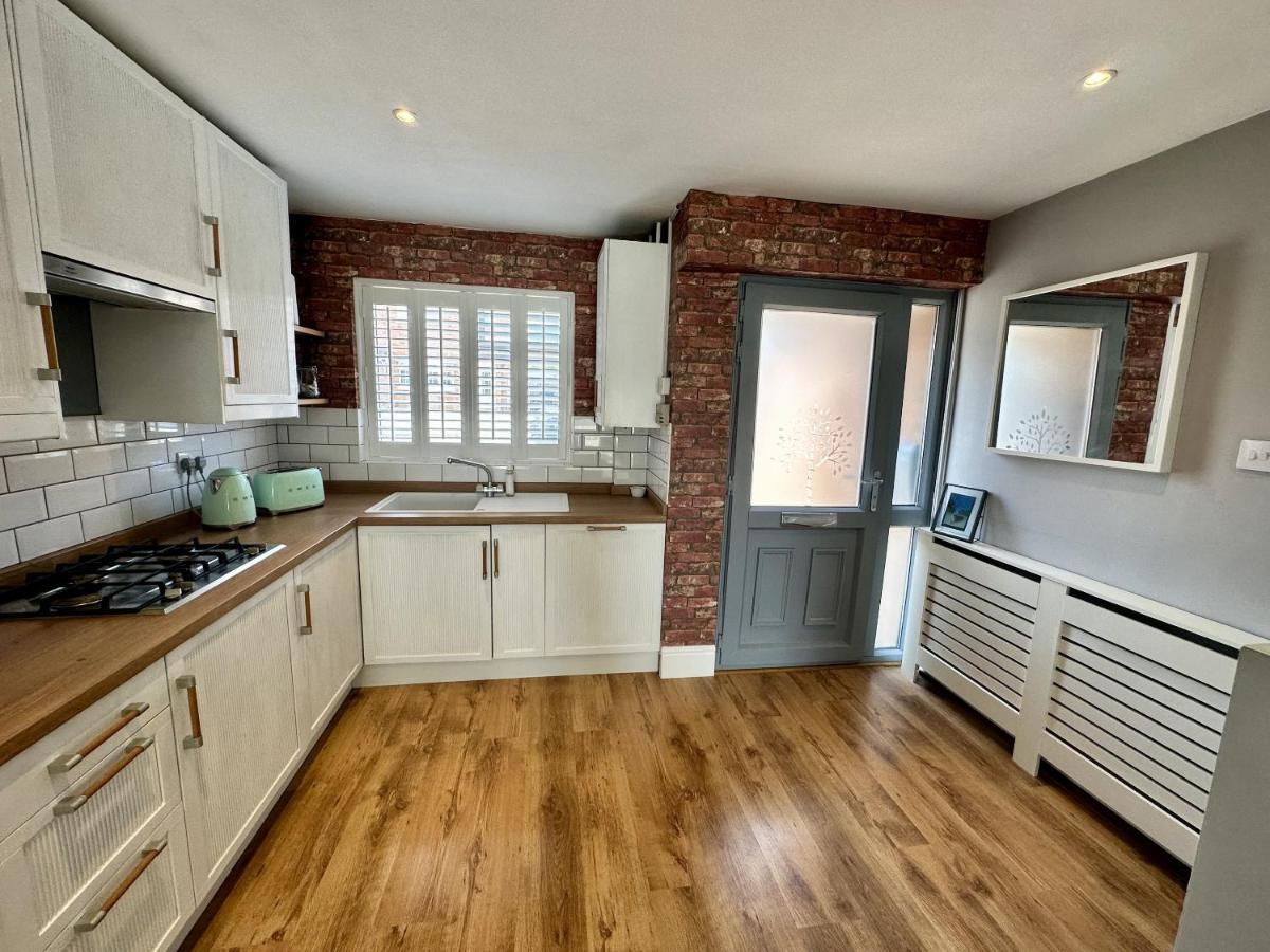 Fantastic 2-Bed House With Parking - Hosted By Hutch Lifestyle Villa Leamington Spa Exterior foto