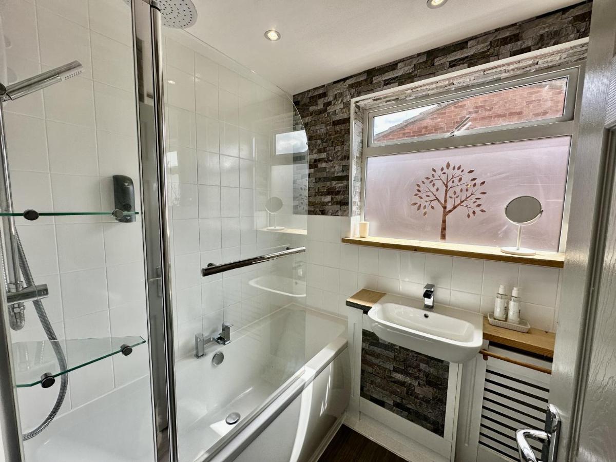 Fantastic 2-Bed House With Parking - Hosted By Hutch Lifestyle Villa Leamington Spa Exterior foto