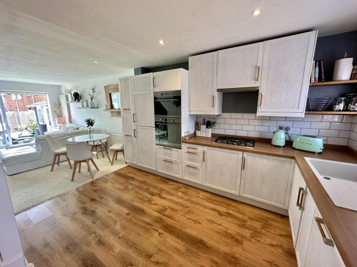 Fantastic 2-Bed House With Parking - Hosted By Hutch Lifestyle Villa Leamington Spa Exterior foto