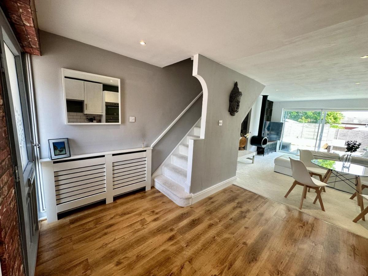 Fantastic 2-Bed House With Parking - Hosted By Hutch Lifestyle Villa Leamington Spa Exterior foto