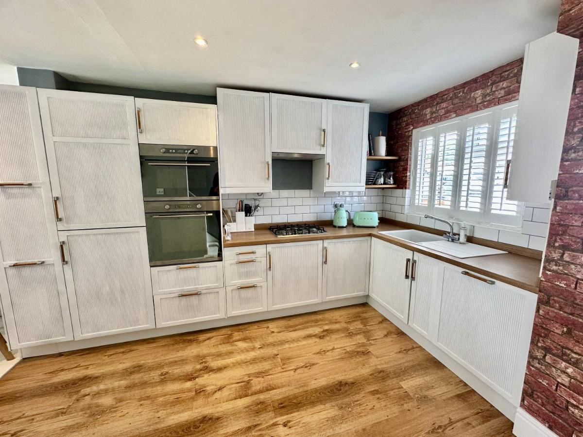 Fantastic 2-Bed House With Parking - Hosted By Hutch Lifestyle Villa Leamington Spa Exterior foto