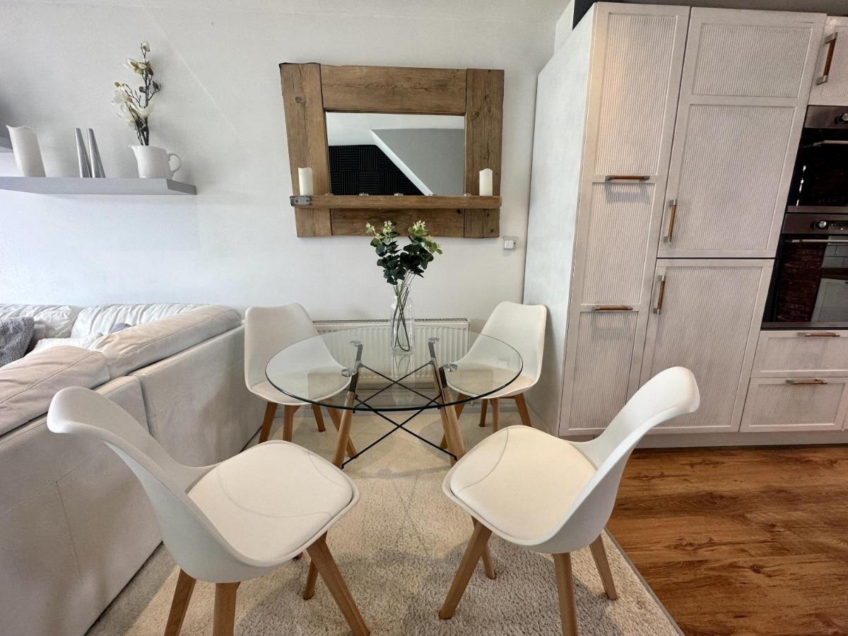 Fantastic 2-Bed House With Parking - Hosted By Hutch Lifestyle Villa Leamington Spa Exterior foto